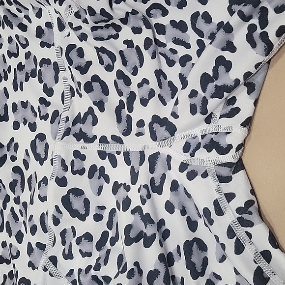 Betsey Johnson Cropped Yoga Pants, Snow Leopard Print, size XS. Gently Used Cond - Picture 7 of 8